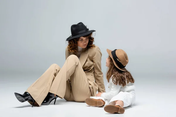 Elegante Madre Hija Trajes Blancos Beige Sombreros Posando Suelo Sobre — Foto de Stock