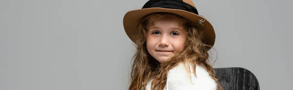 Chica Elegante Sombrero Marrón Aislado Gris Tiro Panorámico — Foto de Stock