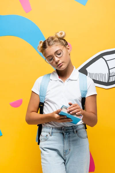 Pupila Pensativa Óculos Segurando Livro Fundo Amarelo Com Lápis Papel — Fotografia de Stock