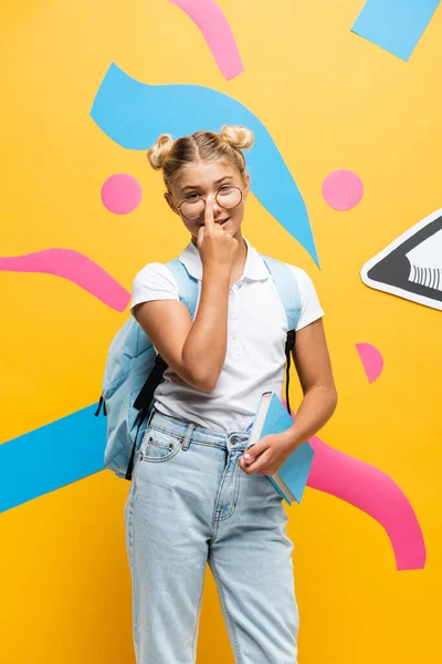 Liseli Kız Gözlüklere Dokunuyor Elinde Kağıt Kalem Sarı Renkli Elementlerin — Stok fotoğraf