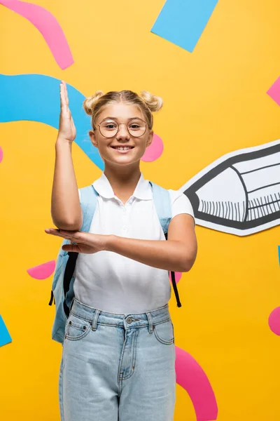 Vreugdevolle Schooljongen Bril Hand Opsteken Buurt Van Papier Potlood Decoratieve — Stockfoto