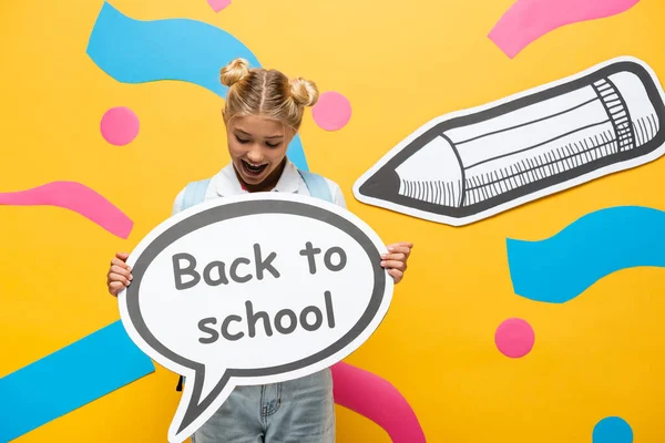 Fröhliche Schülerin Hält Sprechblase Mit Schulbuchstaben Der Nähe Von Bleistift — Stockfoto