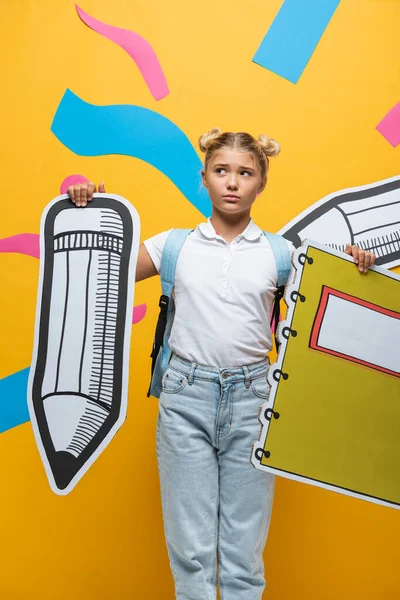 Bedachtzame Schooljongen Met Papier Potlood Notebook Gele Achtergrond — Stockfoto