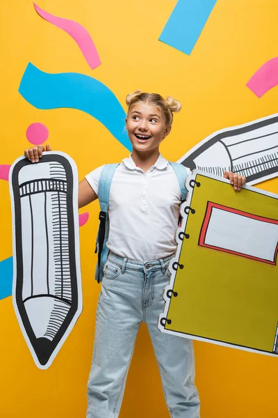 Écolière Avec Sac Dos Crayon Papier Cahier Près Des Éléments — Photo