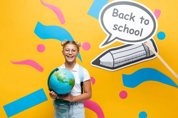 Schulkind Mit Globus Blickt Die Kamera Neben Papierkunst Mit Schulbuchstaben — Stockfoto