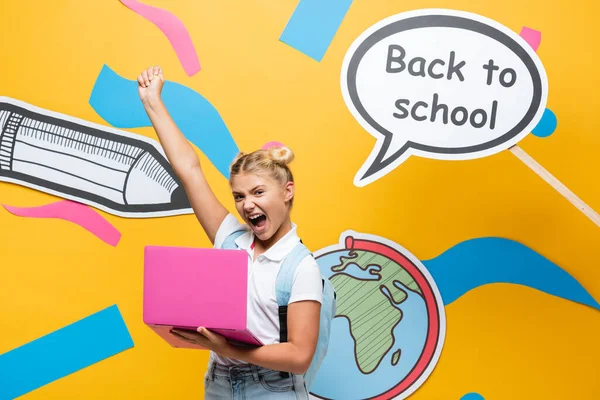 Opgewonden Schoolmeisje Met Laptop Tonen Gebaar Naast Spraakzeepbel Met Terug — Stockfoto