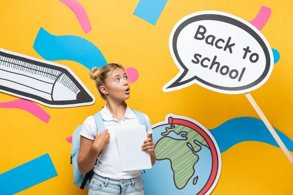 Aufgeregtes Schulkind Mit Rucksack Und Digitalem Tablet Blickt Auf Sprechblase — Stockfoto