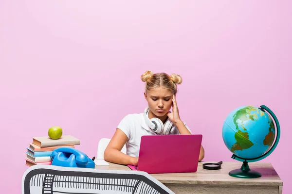 Niño Triste Los Auriculares Con Ordenador Portátil Cerca Del Globo — Foto de Stock