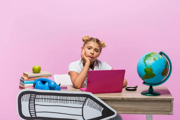 Tired Girl Looking Camera Laptop Books Paper Art Desk Pink — Stock Photo, Image