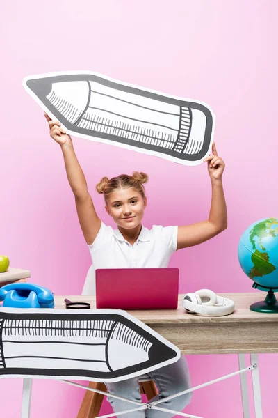 Colegiala Sosteniendo Lápiz Papel Cerca Computadora Portátil Globo Teléfono Sobre — Foto de Stock