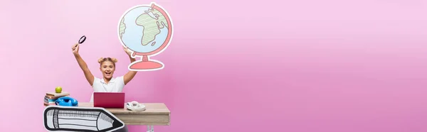 Панорамный Снимок Возбужденной Школьницы Бумажным Глобусом Увеличительным Стеклом Возле Ноутбука — стоковое фото