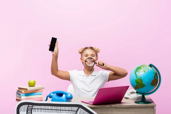 Schoolkind Met Smartphone Vergrootglas Buurt Van Globe Papier Kunstwerk Geïsoleerd — Stockfoto