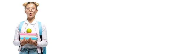 Панорамний Знімок Шокованої Дівчини Рюкзаком Тримає Книги Яблуко Ізольовано Білому — стокове фото