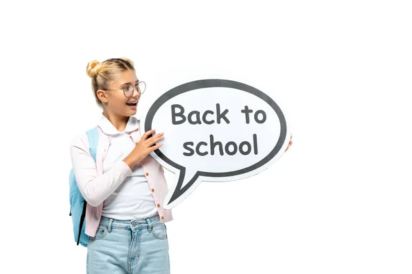 带背包的学童手持语音泡泡 背对着学校 在白色上孤立地写着字母 — 图库照片