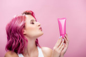 fiatal nő színes haj csók cső kozmetikai krém elszigetelt rózsaszín