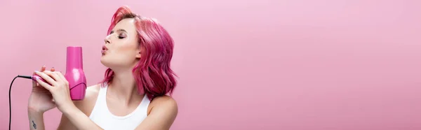 Νεαρή Γυναίκα Πολύχρωμα Μαλλιά Φυσάει Στο Στεγνωτήρα Μαλλιών Απομονωμένη Ροζ — Φωτογραφία Αρχείου