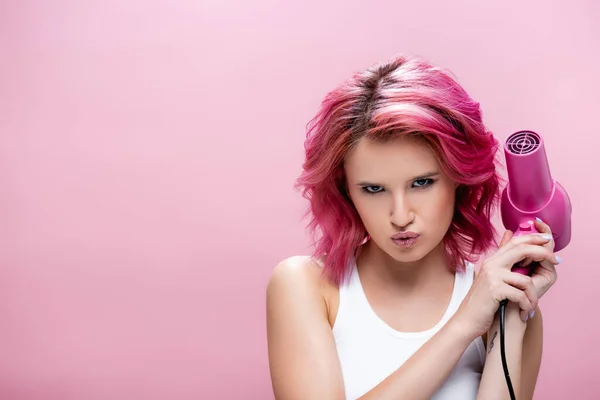 Σοβαρή Νεαρή Γυναίκα Πολύχρωμα Μαλλιά Κρατώντας Στεγνωτήρα Μαλλιών Απομονωμένο Ροζ — Φωτογραφία Αρχείου