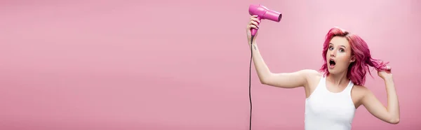 Chocado Jovem Com Cabelos Coloridos Usando Secador Cabelo Isolado Rosa — Fotografia de Stock