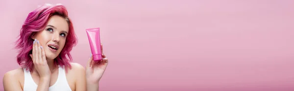 Mujer Joven Soñadora Con Colorido Cabello Sosteniendo Tubo Crema Cosmética — Foto de Stock