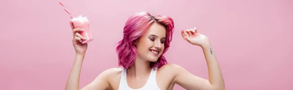 Renkli Saçları Olan Bardakta Çilekli Milkshake Tutan Saman Içen Dans — Stok fotoğraf