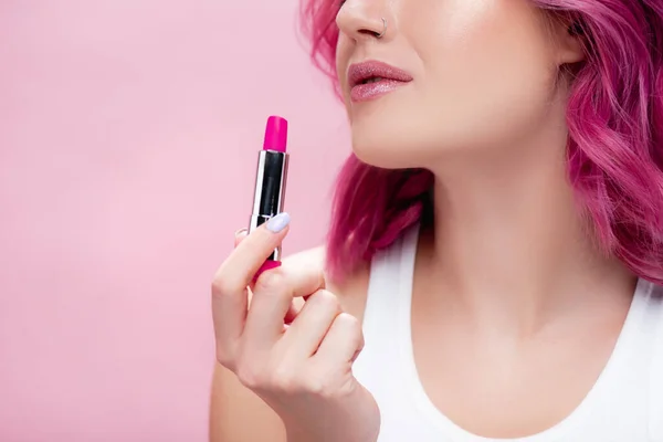 Bijgesneden Weergave Van Jonge Vrouw Met Lippenstift Geïsoleerd Roze — Stockfoto