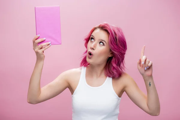 Überrascht Junge Frau Mit Buntem Haar Hält Buch Und Zeigt — Stockfoto