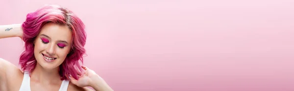 Jovem Com Cabelo Colorido Maquiagem Sorrindo Isolado Rosa Tiro Panorâmico — Fotografia de Stock