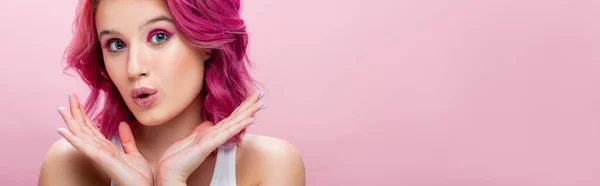 Renkli Saçlı Makyajlı Yüzü Pembe Panoramik Çekimlerde Izole Edilmiş Ellerle — Stok fotoğraf