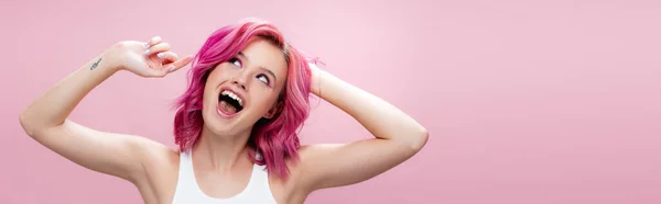 Excitada Joven Tocando Pelo Colorido Aislado Rosa Tiro Panorámico — Foto de Stock