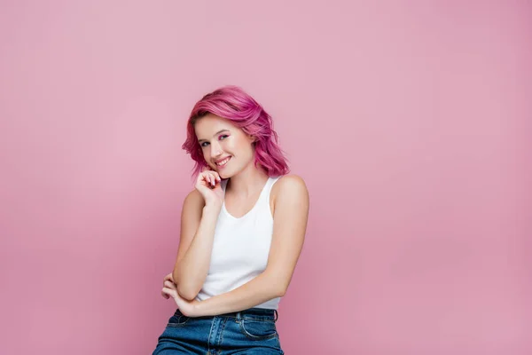 Jovem Mulher Com Cabelo Colorido Sorrindo Isolado Rosa — Fotografia de Stock