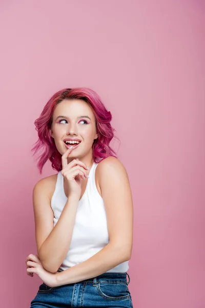 Jovem Mulher Com Cabelos Coloridos Olhando Para Longe Isolado Rosa — Fotografia de Stock