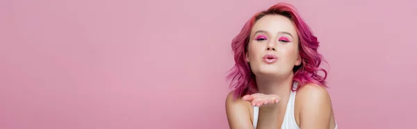 Νεαρή Γυναίκα Πολύχρωμα Μαλλιά Φυσώντας Φιλί Απομονώνονται Ροζ Πανοραμική Λήψη — Φωτογραφία Αρχείου