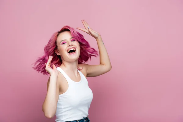 Mladá Žena Barevnými Vlasy Radovat Izolované Růžové — Stock fotografie
