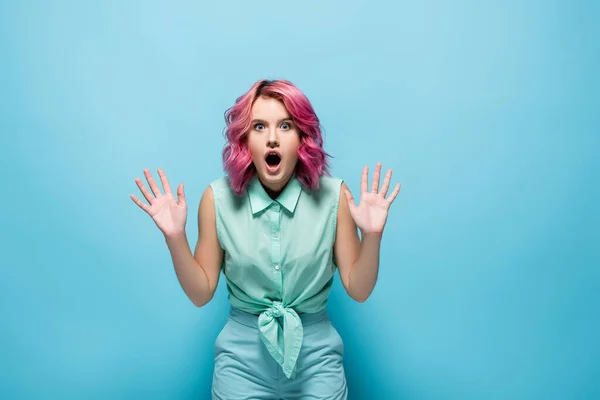 Shocked Young Woman Pink Hair Open Mouth Showing Hands Blue — Stock Photo, Image