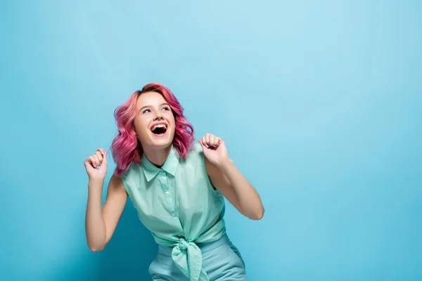 Νεαρή Γυναίκα Ροζ Μαλλιά Πανηγυρίζει Μπλε Φόντο — Φωτογραφία Αρχείου
