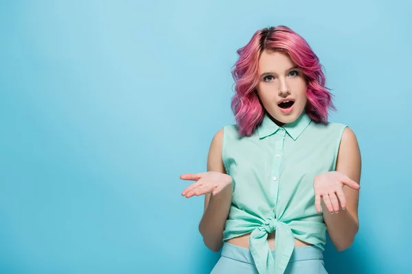 Surprised Young Woman Pink Hair Open Mouth Showing Shrug Gesture — Stock Photo, Image