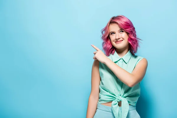 Jeune Femme Aux Cheveux Roses Pointant Côté Sur Fond Bleu — Photo