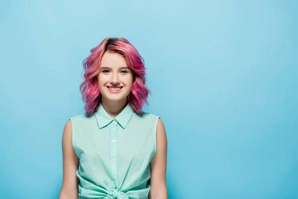 Mladá Žena Růžovými Vlasy Úsměvem Modrém Pozadí — Stock fotografie