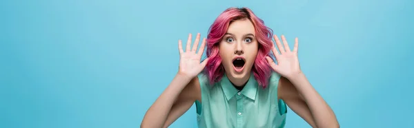 Chocado Jovem Mulher Com Cabelo Rosa Mostrando Mãos Isoladas Azul — Fotografia de Stock