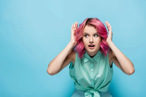 Surprised Young Woman Pink Hair Blue Background — Stock Photo, Image