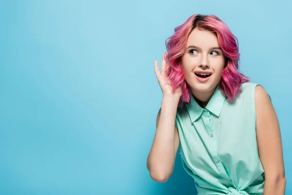 Цікава Молода Жінка Рожевим Волоссям Слухає Синьому Фоні — стокове фото