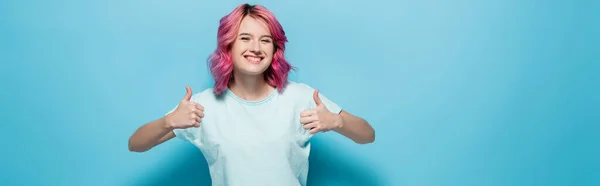 Jonge Vrouw Met Roze Haar Tonen Duimen Omhoog Blauwe Achtergrond — Stockfoto