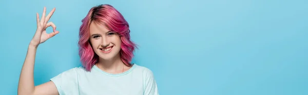 Young Woman Pink Hair Showing Sign Blue Background Panoramic Shot — Stock Photo, Image