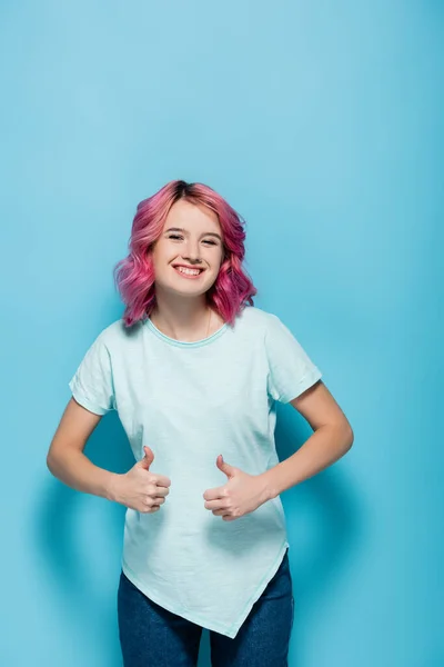 Young Woman Pink Hair Showing Thumbs Blue Background — Stock Photo, Image