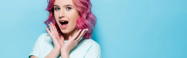 Surprised Young Woman Pink Hair Hands Face Blue Background Panoramic — Stock Photo, Image