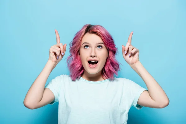Geschokt Jonge Vrouw Met Roze Haar Omhoog Gericht Blauwe Achtergrond — Stockfoto