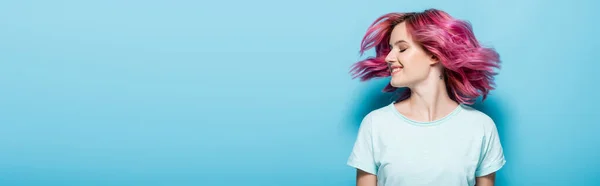 Mladá Žena Mává Růžové Vlasy Modrém Pozadí Panoramatický Záběr — Stock fotografie