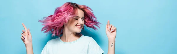 Jonge Vrouw Zwaaien Roze Haar Blauwe Achtergrond Panoramisch Schot — Stockfoto