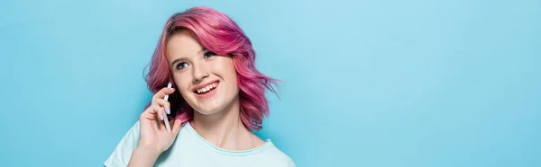 Jovem Mulher Com Cabelo Rosa Falando Smartphone Sorrindo Fundo Azul — Fotografia de Stock