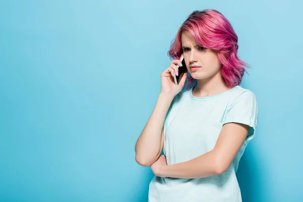 Jovem Confuso Com Cabelo Rosa Falando Smartphone Fundo Azul — Fotografia de Stock